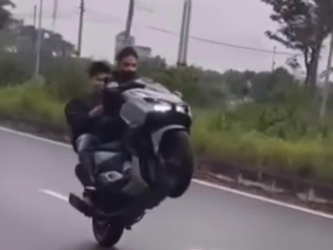 Nam thanh niên bốc đầu xe máy ở Hà Nội bị tịch thu phương tiện