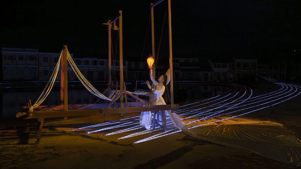 Giải mã hình ảnh cô gái dệt nên hồn xưa phố hội qua 5 màn Ký Ức Hội An