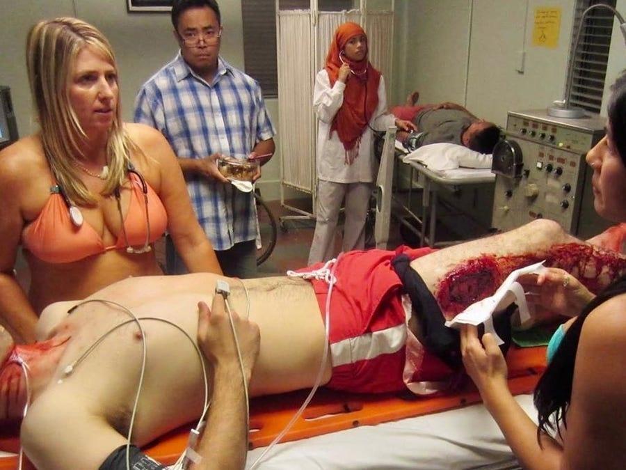 Đằng sau bức ảnh nữ bác sĩ mặc bikini cứu người ở Mỹ