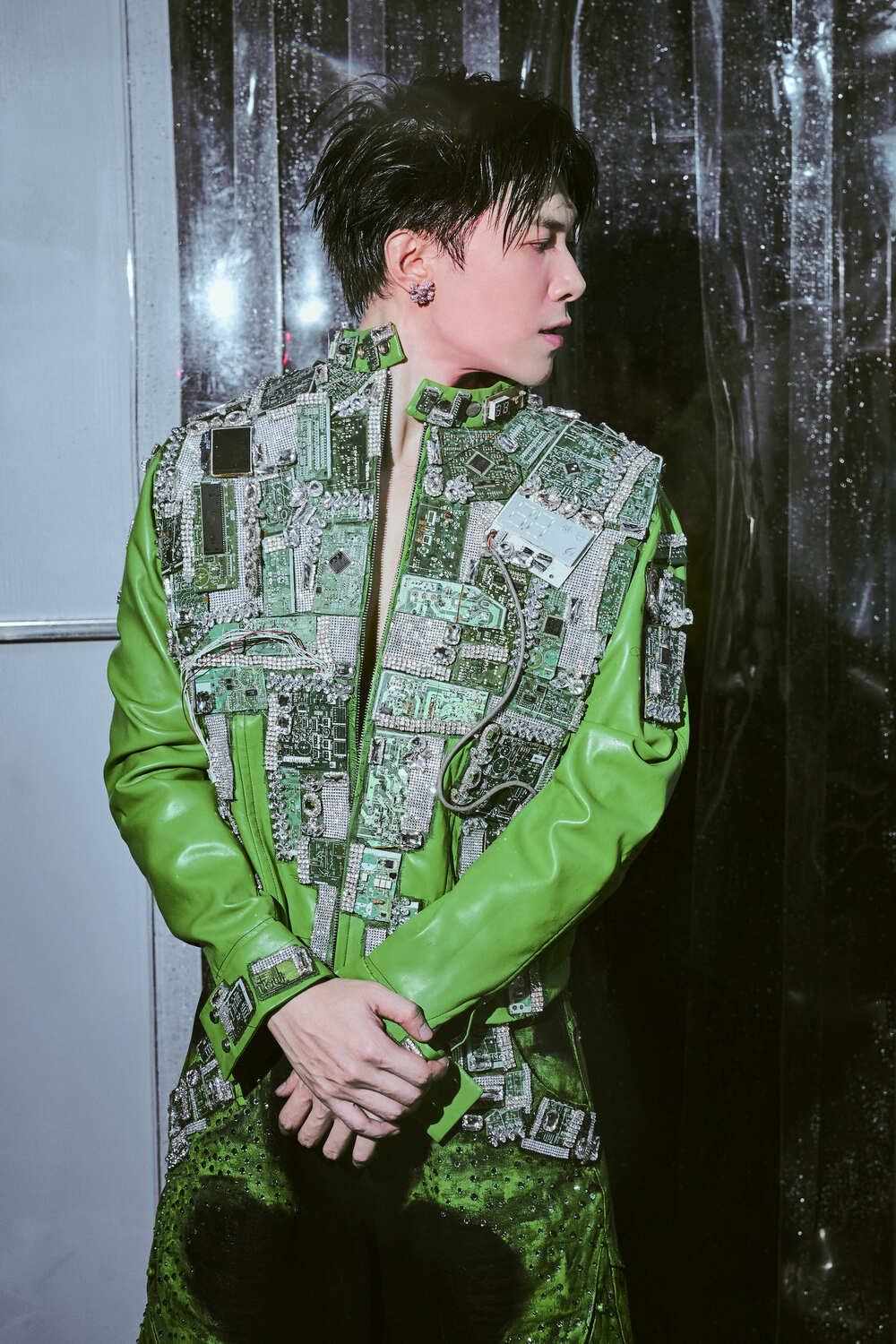 Anh Tú Atus phủ đồ hiệu trong 6 đêm concert Anh Trai “Say Hi”