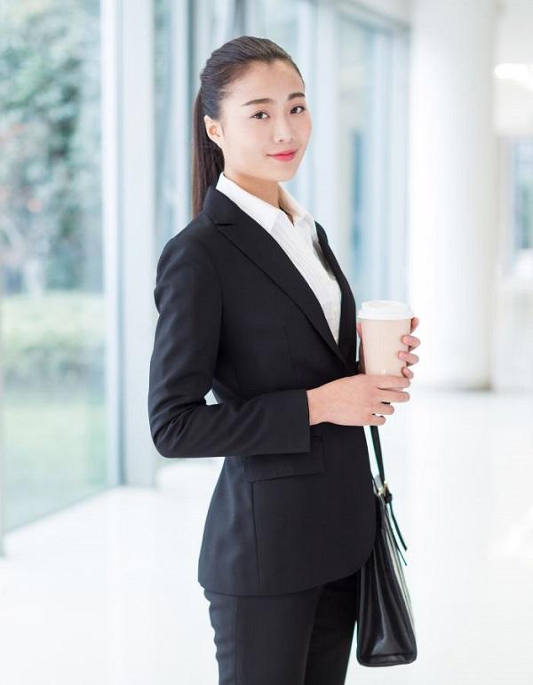 [Bật Mí] 10 cách tạo dáng chụp ảnh mặc vest nữ trẻ trung quyến rũ