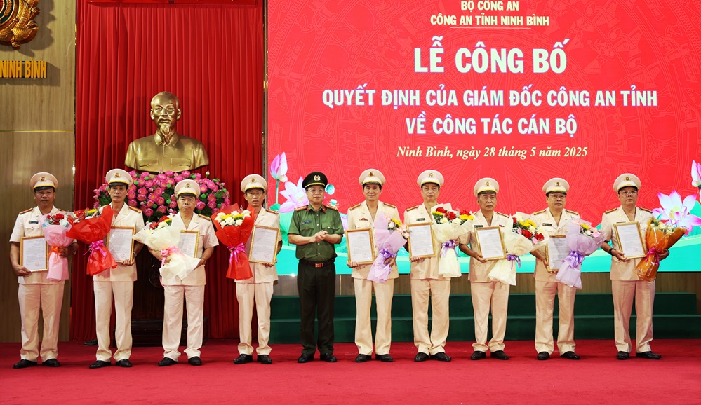 Công an tỉnh tổ chức Lễ Công bố Quyết định của Bộ trưởng Bộ Công an và Giám đốc Công an tỉnh về thăng cấp bậc hàm, nâng lương năm 2025