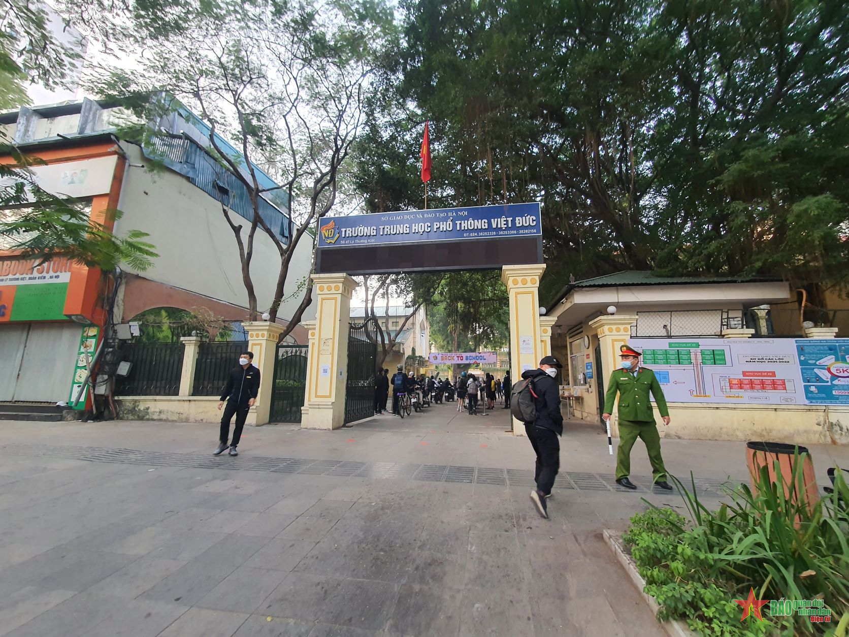 Những hình ảnh học sinh Trung học phổ thông Hà Nội ngày đầu đi học trở lại