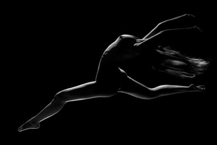 Triển lãm ảnh nude dán nhãn 18+ được cấp phép, nhiếp ảnh gia nói gì?