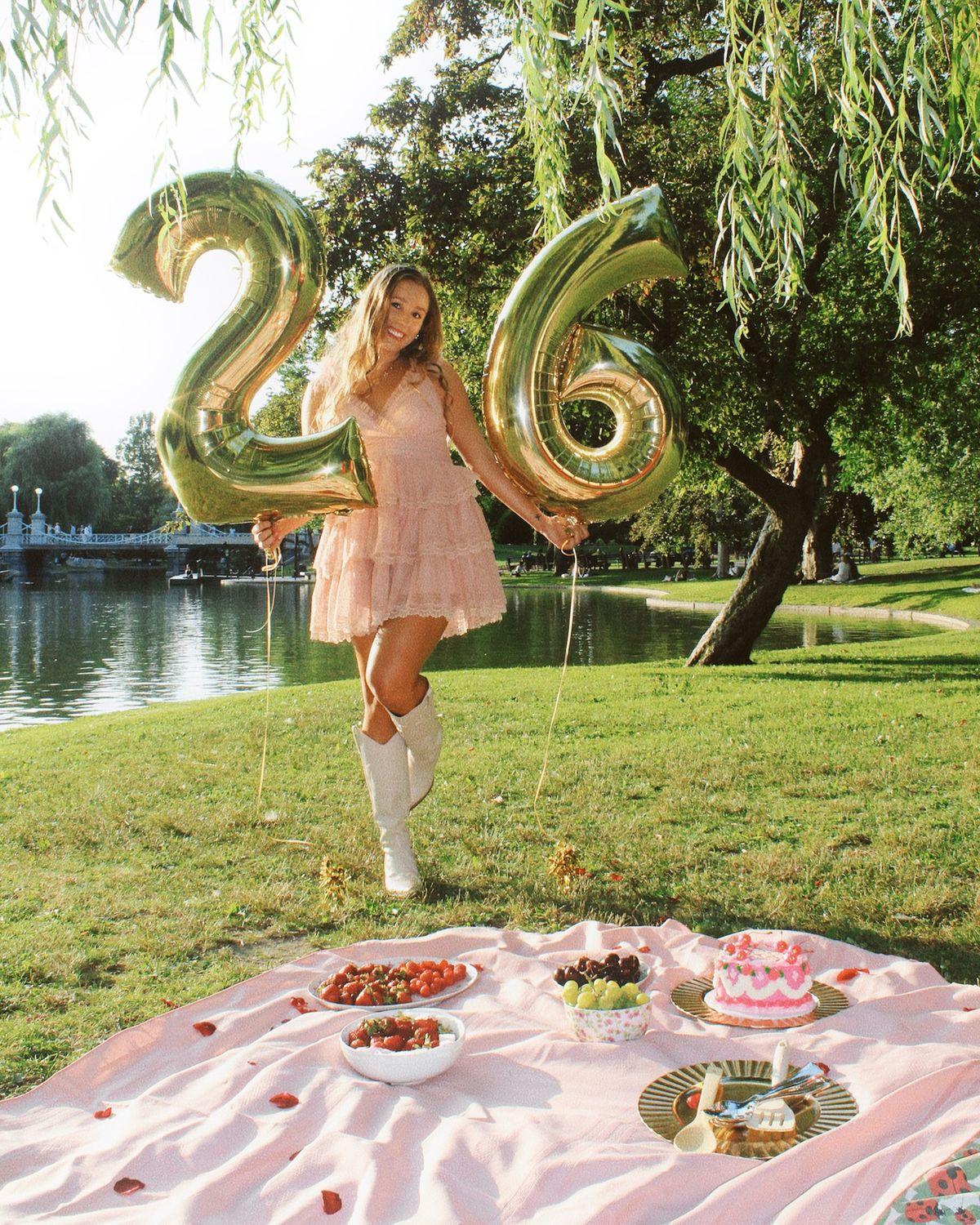 60+ concept chụp ảnh sinh nhật cho nữ, nam đẹp độc lạ và cuốn hút nhất