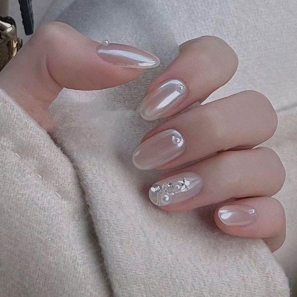Top 15+ mẫu nail tráng gương ngọc trai đẹp lộng lẫy 2025