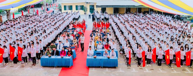 Trường THPT Lam Hồng là trường CÔNG hay TƯ?