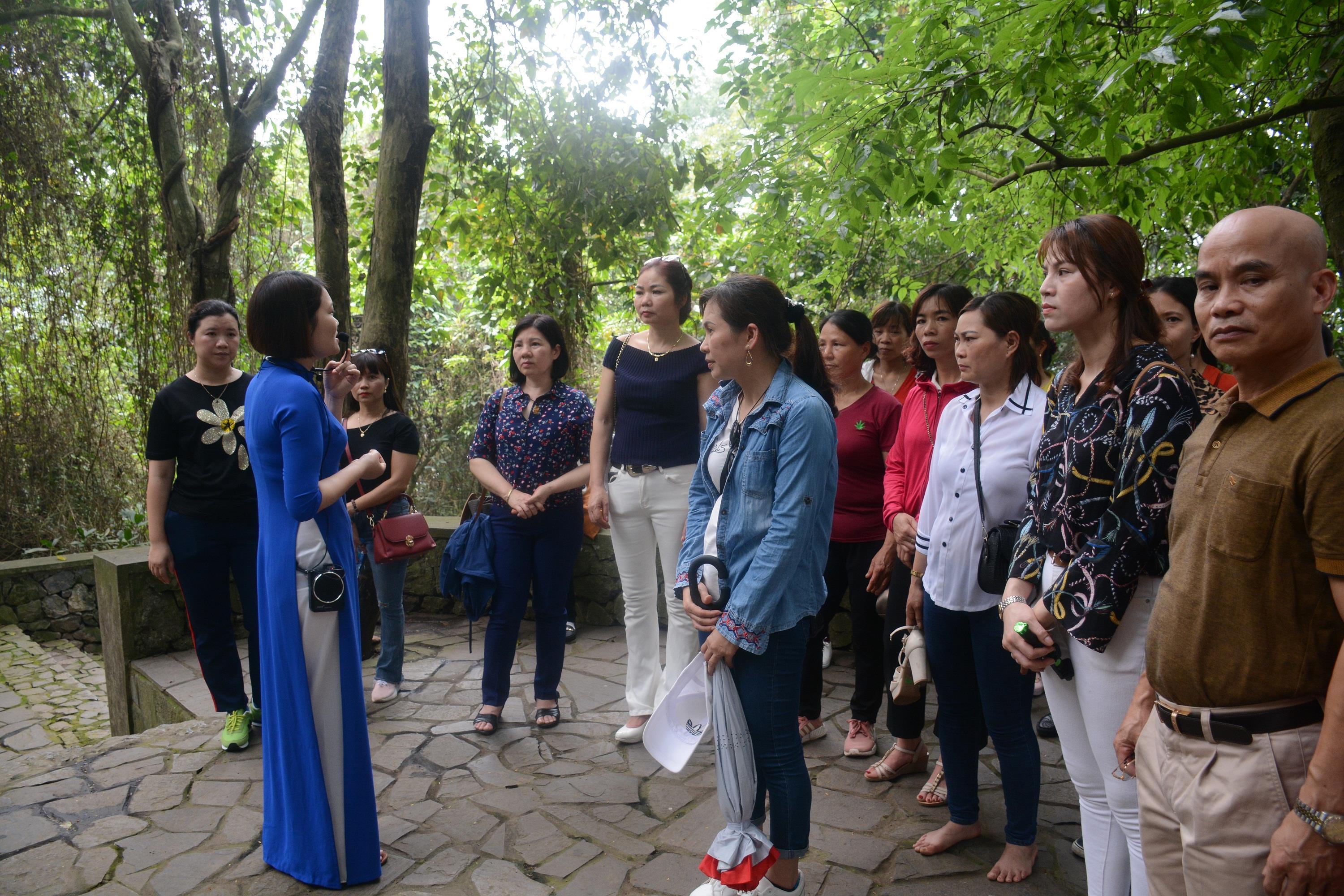 Những nữ thuyết minh viên ở Khu di tích K9