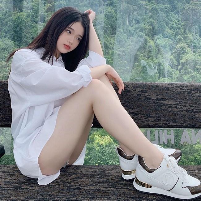 Tưởng ốm yếu người mỏng dính, Linh Ka nghiễm nhiên khoe mông quả táo xuất sắc