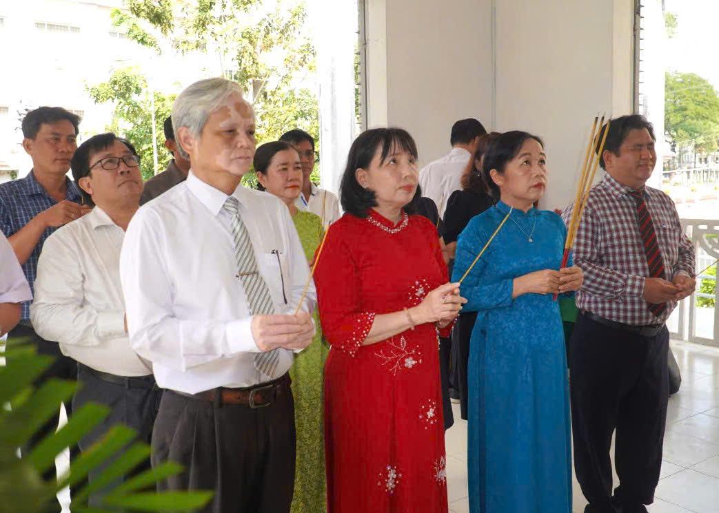 Học sinh Trường THPT Chuyên Bến Tre viếng Miếu Tiên sư trước Kỳ thi học sinh giỏi quốc gia